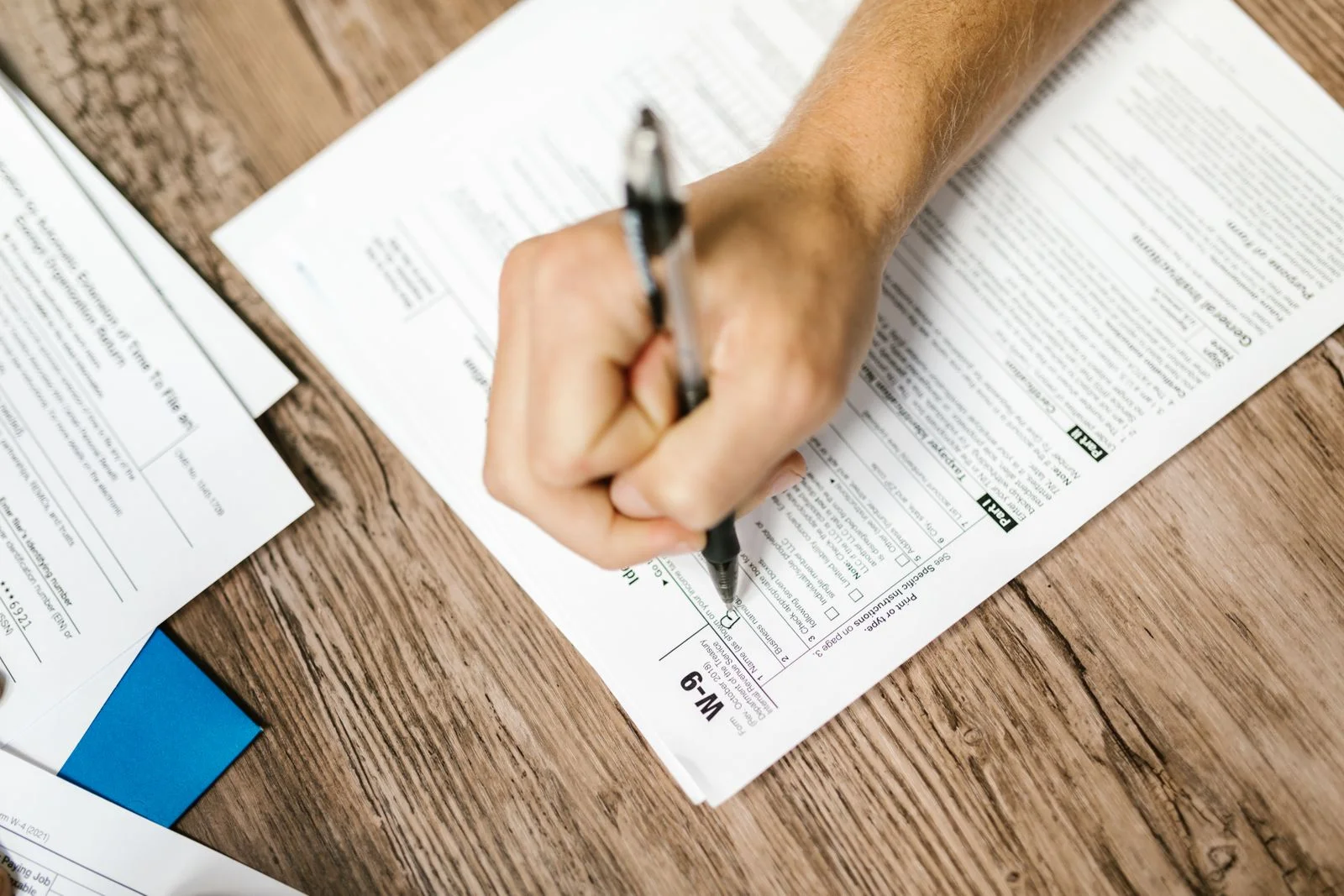 Une personne relit les mentions obligatoires d’une facture avant de l’envoyer à son client.